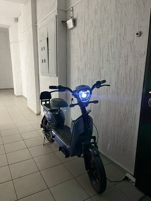 Продам скутер Ск8