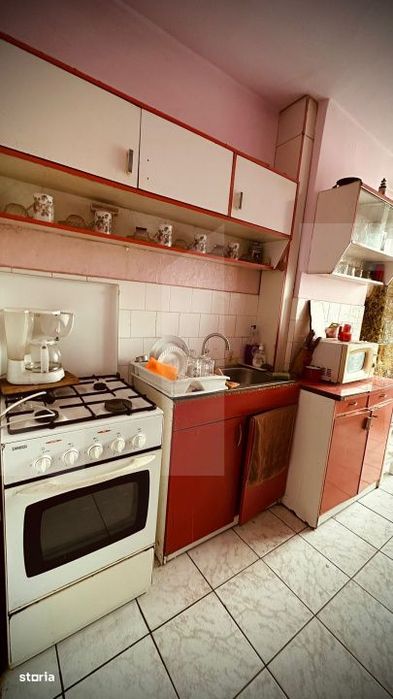 Apartament cu 3 camere si balcon, decoamandat, spatios si calduros in