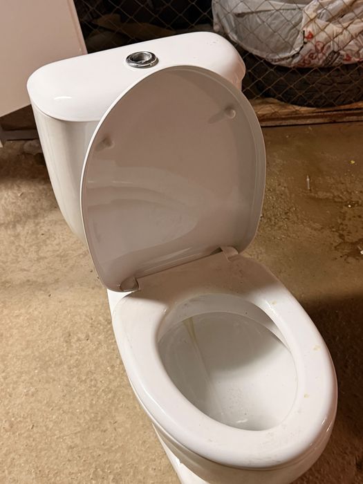 Унитазы белые продам