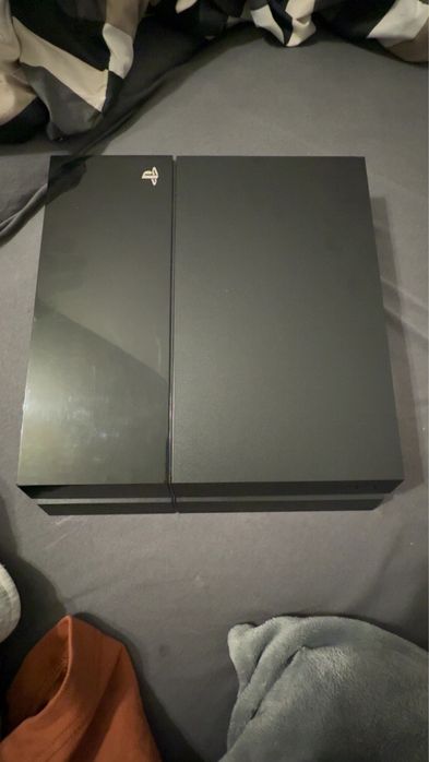 Vând. Playstation 4!