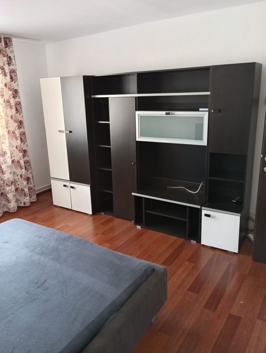 Închiriez garsoniera in Roman ET1 str Mihai Viteazu vizavi de kaufland cu vedere la strada