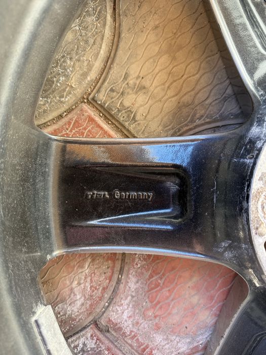 Продам диски с зимними шинами R20