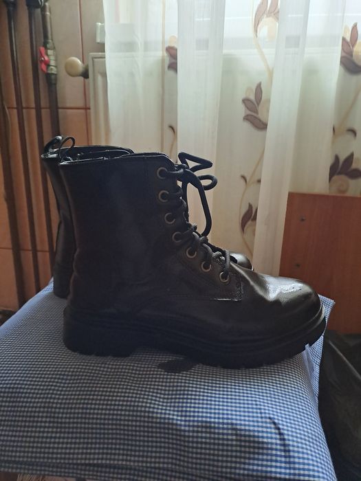 Vând urgebt ghete din piele nat ,negru 37,stareffbuna