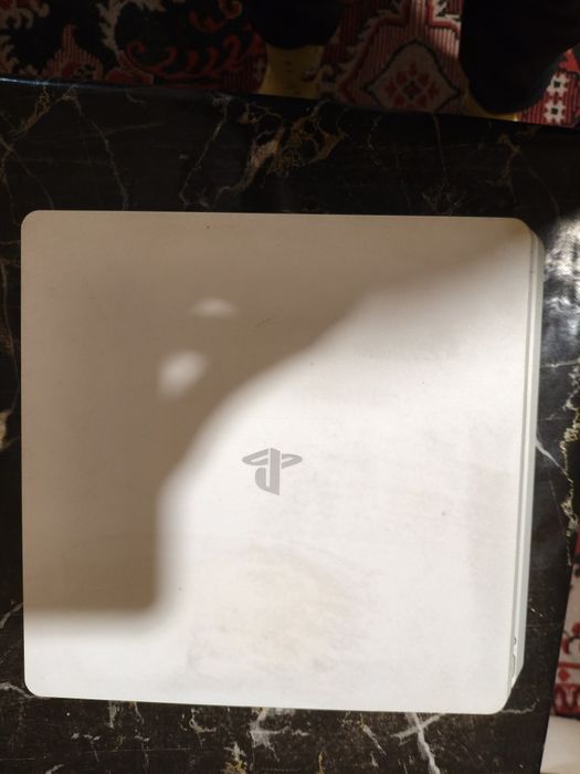 PS4 slim с всички нужни кабели