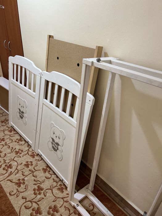 Продавам детска дървена кошара
