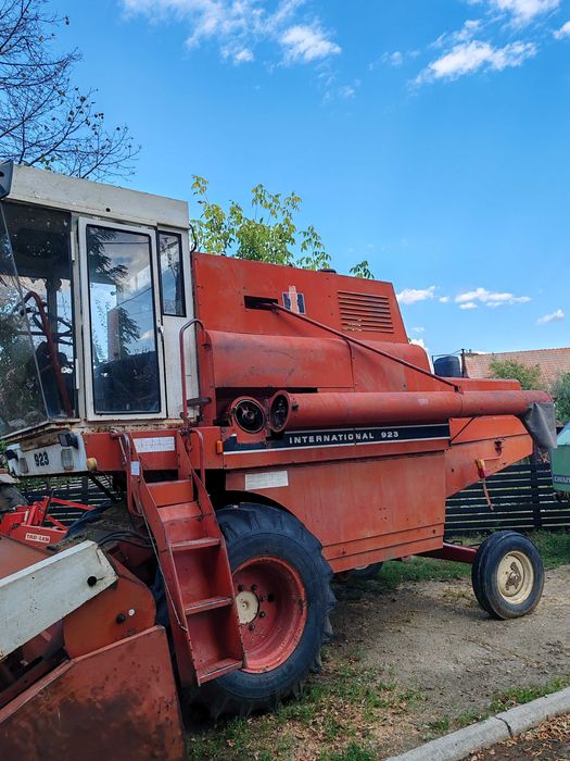 Vând combină International 923.