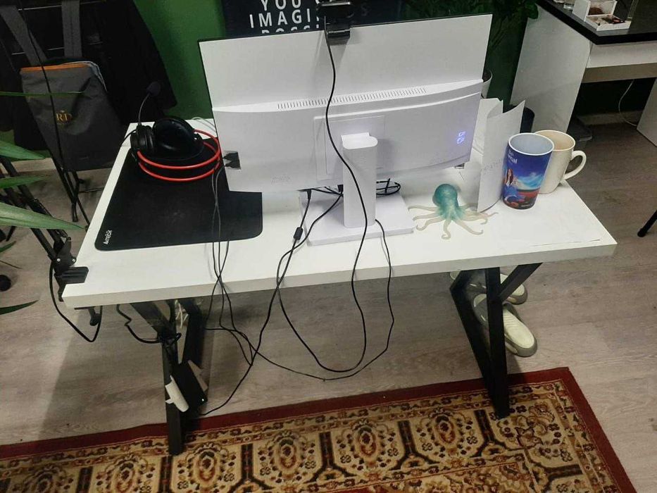 Продам столы белые