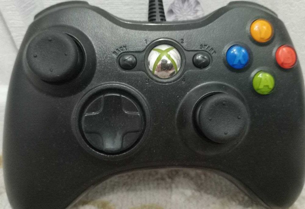 xbox 360, 2 жостика оригинал и 25 игр срочно