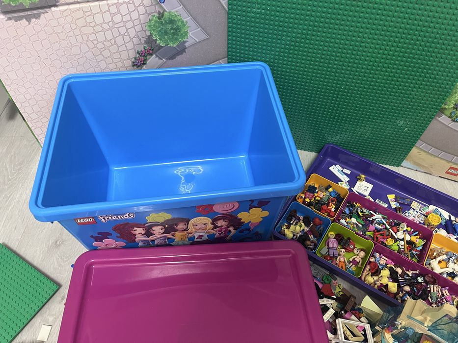 Piese Lego vrac + cutie depozitare + plansa cu doua fete Lego