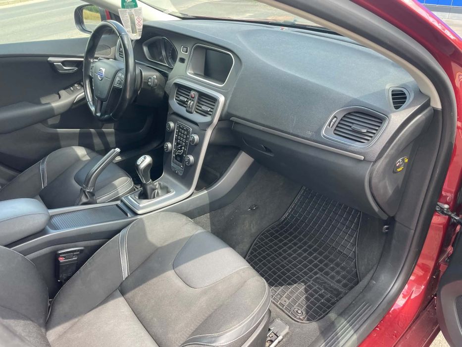 Vand Volvo V40 D2 1.6d 116cp 2015 MOMENTUM revizie facuta ofer factura, baterie noua