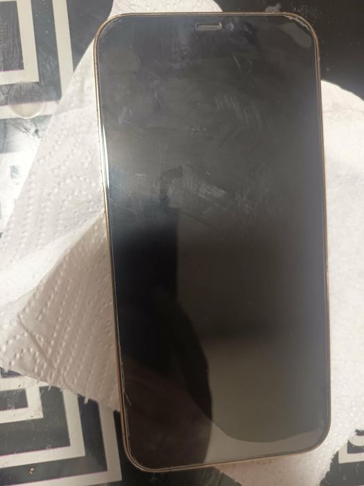Vand iphon 12 pro max  pret 1500 lei negociabil strea este ca si nou