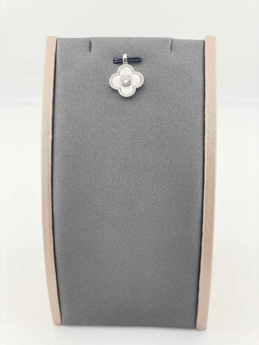 Кулон с перламутром и бриллиантами