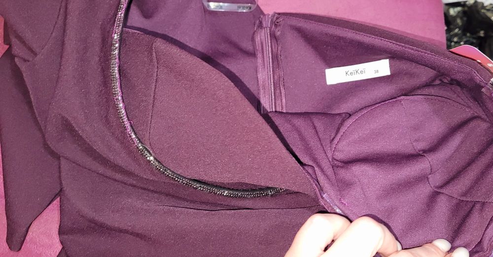 Елегантна рокля с един ръкав и камъчета