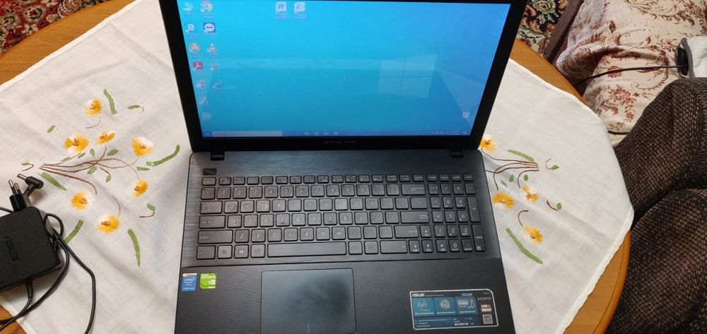 Vând laptop Asus.