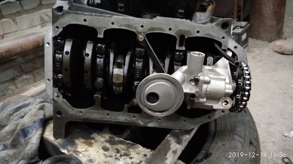 Продам голый двигатель  1.6аее