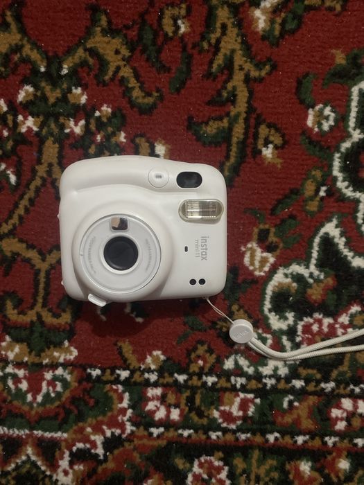 Продаю instax mini 11 белый