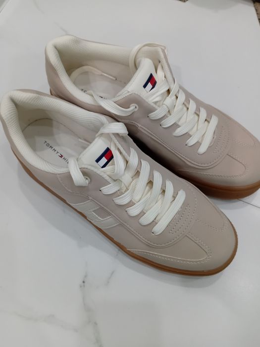 Продаю женские кроссовки