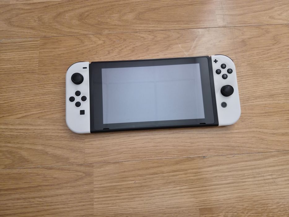 Vând Consolă Nintendo Switch V1 cu multe accesorii și jocuri
Nintendo Switch V1 MODABIL (Unpatched) + 4 Perechi Joy-Cons + Alte Accesorii + Jocuri + A