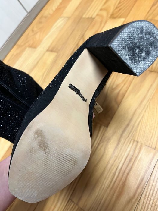 Нови обувки в черен цвят с кристали.