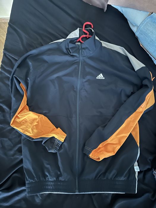 Оригинална Адидас ветровка размер L чисто нова