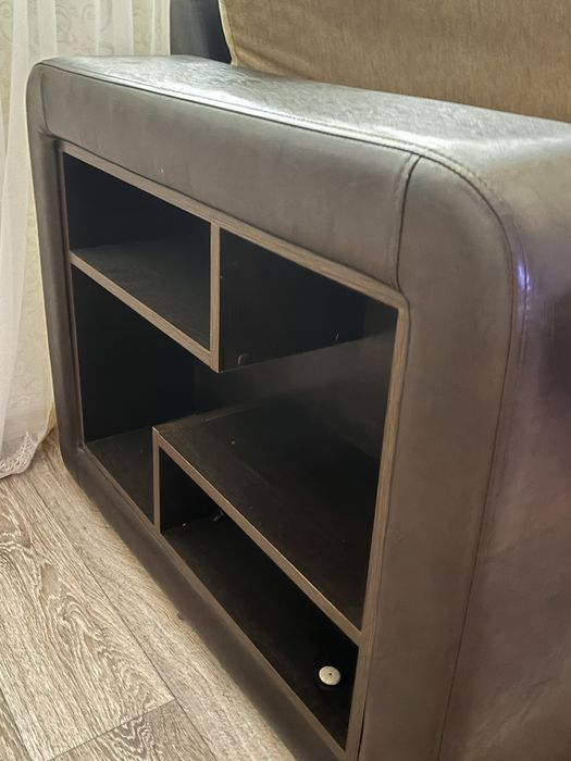 Продается диван с полочками на боку