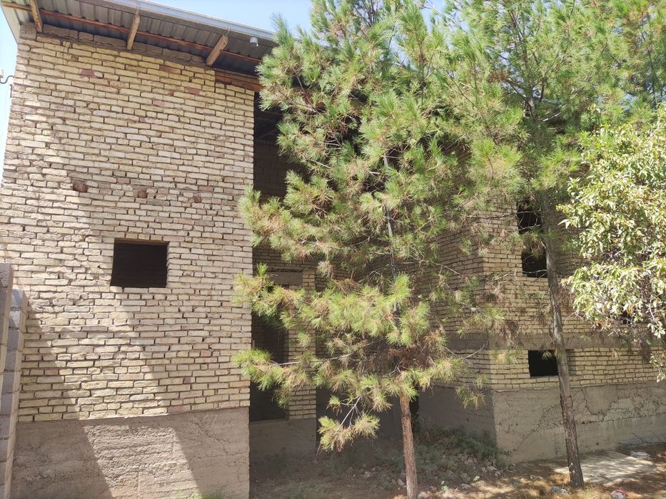 Атрофи уралган ер участка сотилади