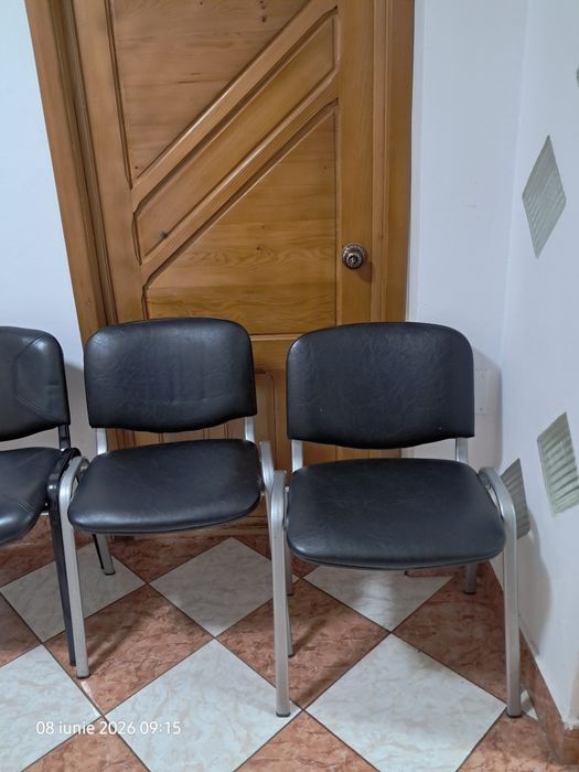 5 scaune tapițate cu piele ecologică și cadru metalic.
