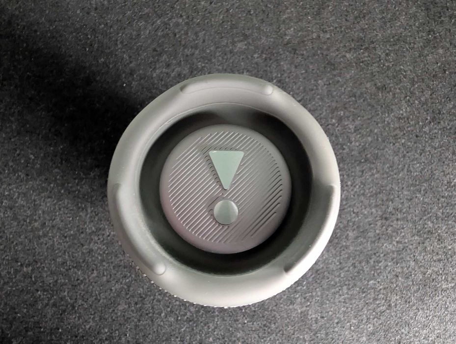Продавам JBL Charge 5