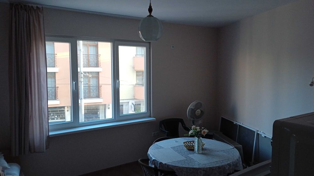 Дава се под наем Тристаен апартамент в Бургас, Център - 93 кв.м за 612 € - Снимка #1