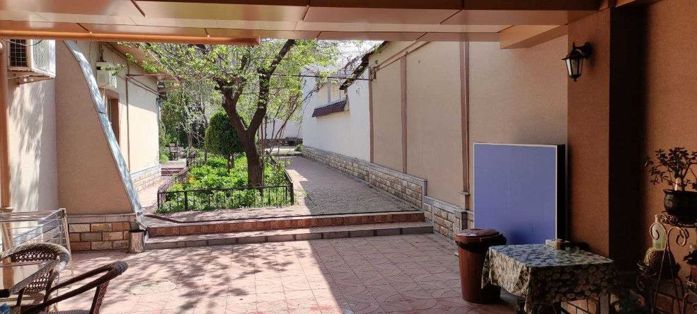 Участок 8 соток в центре.