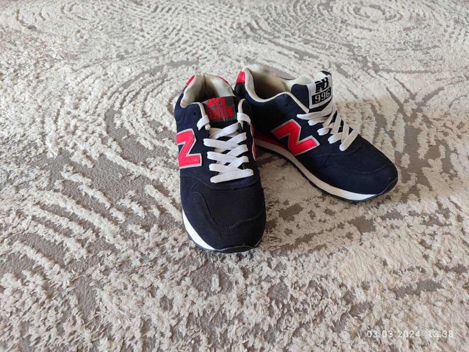 Кроссовки спортивные