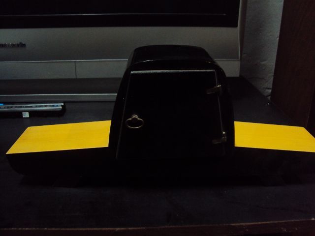 Продавам старинен немски механичен часовник Dugena