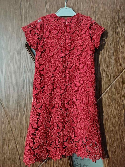Малка червена рокля