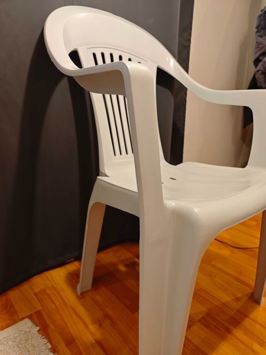 Scaun alb de plastic tip terasa oldschool