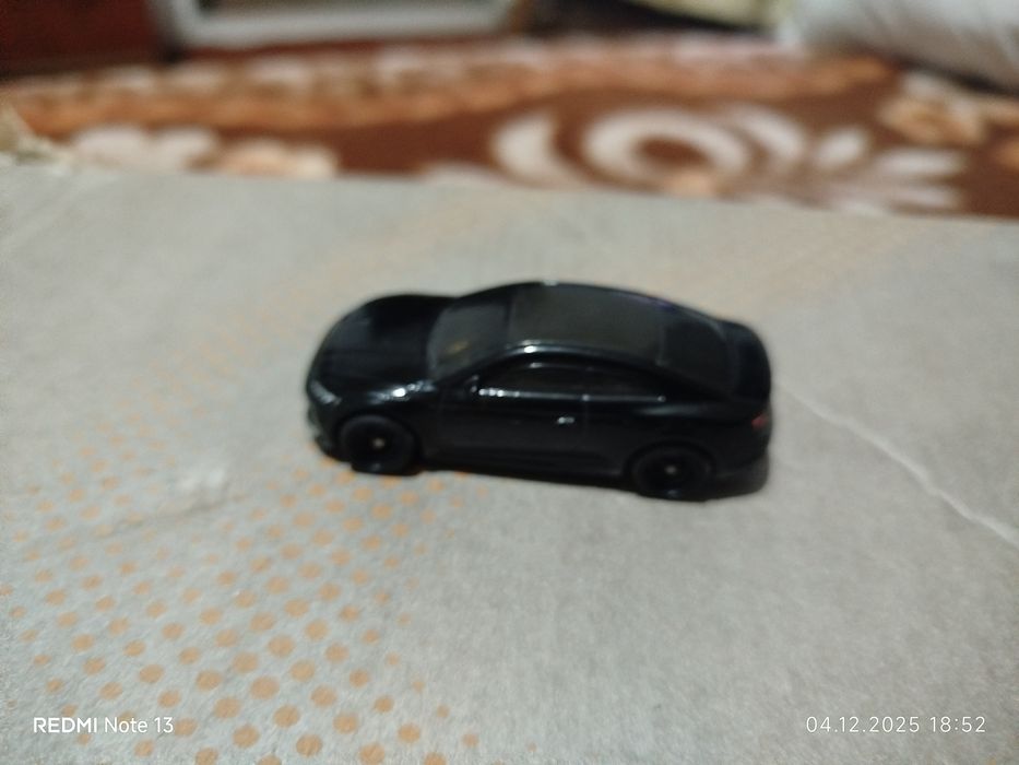 Dau aceste machete la schimb pe o macheta Dacia Logan .