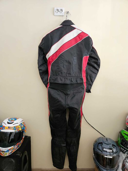 Мото кожени екипи от две части.