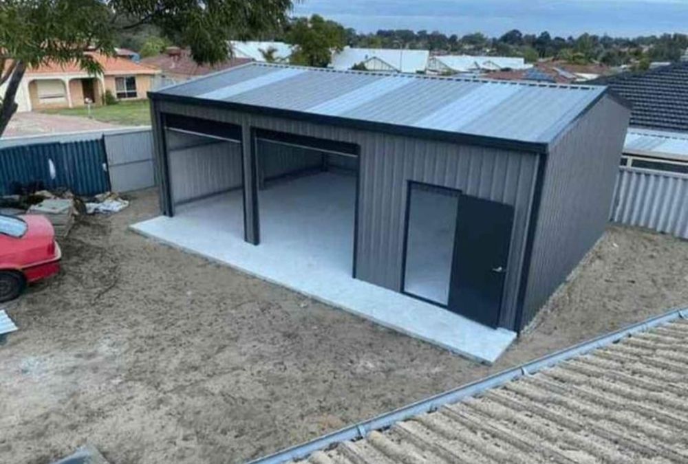 Vand hala din metal 20x10 la 8700 de euro se poate si inveli 
Si avem