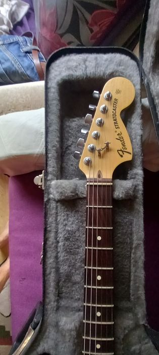 Vând chitara electrica Fender made U. S. A