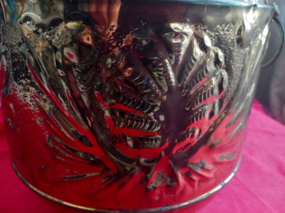 Градинска Кашпа, Драконови Глави, Голям Месингов Съд с Позлата