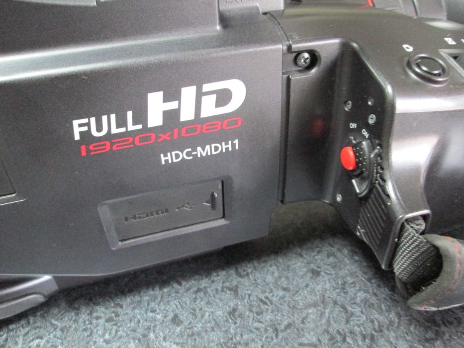 Продавам много запазена видеокамера Panasonic HDC-MDH1 - като нова