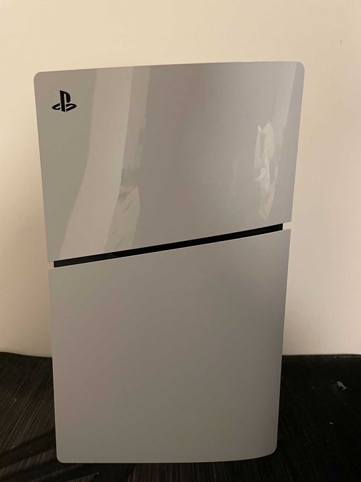 Продавам Sony PlayStation 5 Disc Edition + 2 игри — като нов