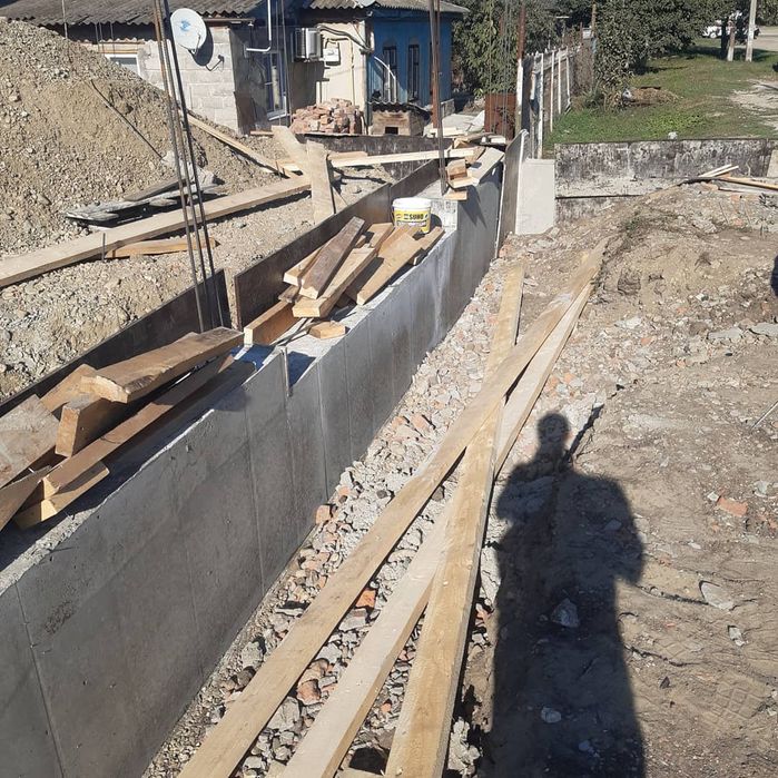 Заливка фундамента на забор