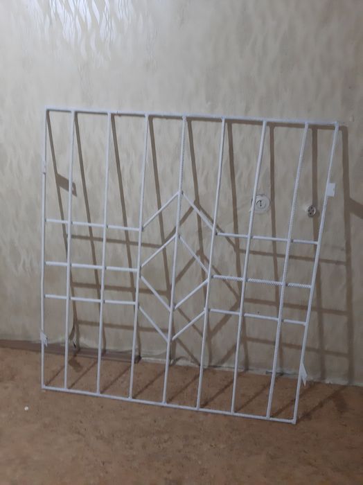 Продам 2 железные решетки .