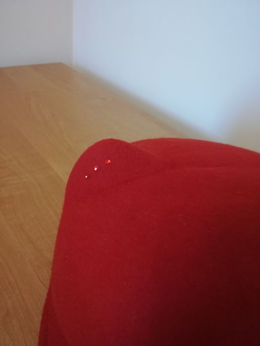 Гламурная красная  кепка