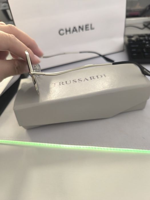 Очки солнцезащитные НОВЫЕ Trussardi.