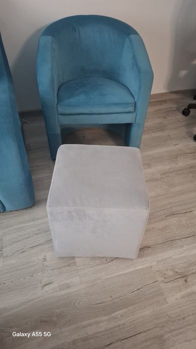 Set living complet: canapea extensibilă + 2 fotolii + taburet, stare ca nouă