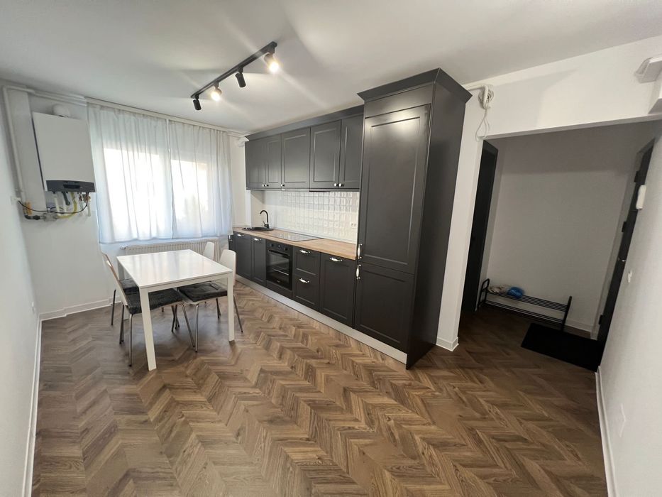 Apartament modern cu 3 camere de închiriat, ultracentral, etaj 2/4