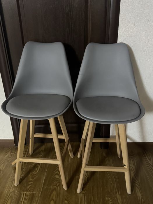 Стулья и столы.