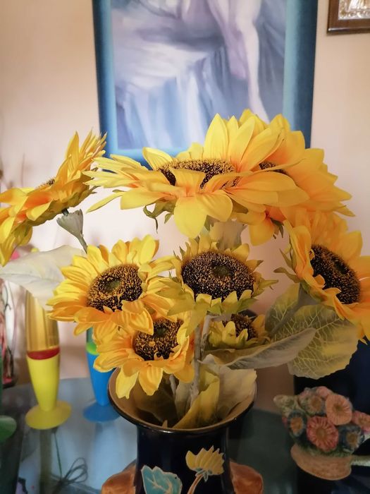 Керамична ваза със слънчогледи