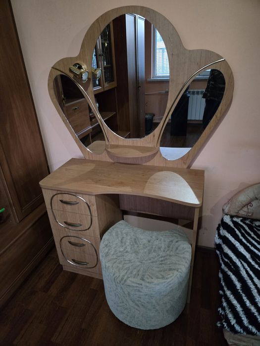 Тоалетка + табуретка